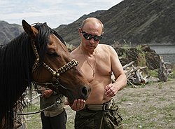 2009 год. Став премьером, Владимир Путин сохранил некоторые атрибуты верховнокомандности, но уже избавился от части обмундирования