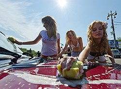 2011 год. Подражая премьеру, его фанатки вносят посильный вклад в облагораживание российского автопрома