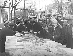 "Интерес к книгам был такой, что люди толпились там с утра до вечера. Покупали, продавали и до хрипоты обсуждали книги"