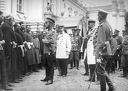 Взяв на себя роль арбитра, Николай II (в центре) помог премьеру Столыпину (второй справа) прекратить долгий спор о роли охранки в подготовке покушений на Витте 