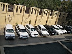 Автопарк съехавшихся на антинаркотическую конференцию гостей едва уместился на территории Serena