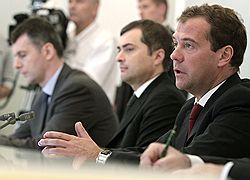 На этапе создания "Правого дела" Михаил Прохоров провел ряд конструктивных встреч с кукловодством страны
