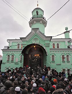 Ливневые дожди неожиданно помогли решить проблему недостаточной вместительности старой Соборной мечети 