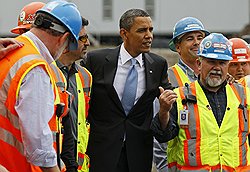 Посещая строительство завода компании Solyndra в мае 2010 года, Барак Обама не предполагал, что солнечные панели бросят густую тень на репутацию его администрации