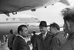 В 1967 году советская делегация приехала в Ле-Бурже себя показать (слева  Юрий Гагарин, рядом с ним — председатель Военно-промышленной комиссии при Совмине СССР Леонид Смирнов) и других поснимать  