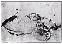 "Сараево. Упавший велосипед подростка, только что убитого снайпером", 1994  
