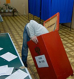 Содержимое избирательных урн может неожиданно измениться после голосования на дому, после подсчета голосов (на фото) или после массового голосования по открепительным удостоверениям 
