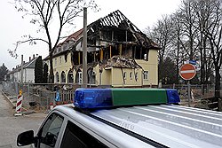 Сорванная взрывом крыша дома в Цвиккау скрывала не только склад оружия, но и связи неонацистов со спецслужбами