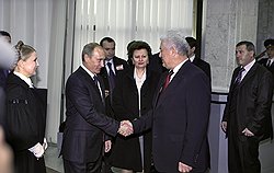 При нынешнем состоянии Компартии Молдавии у Владимира Воронина мало шансов вернуться в общество, к которому он привык за восемь лет президентства