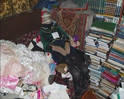 Своих "ростовых кукол" краевед Москвин рассаживал  перед телевизором, чтобы они могли посмотреть мультфильмы  