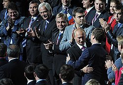 После отречения у Дмитрия Медведева больше нет поводов дистанцироваться от Владимира Путина 