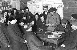 Даже после захвата мостов, вокзалов и телеграфа большевики годами не могли взять большинство в сельсоветах