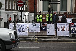 Незаконная агитация напротив посольства России 