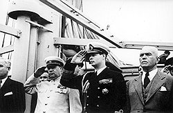 Румынский король Михай I (в центре) требовал от советских представителей обеспечить свободные и демократические выборы. Это обеспечило ему скорое лишение трона 