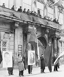 В 1948 году в ходе правительственного кризиса в Чехословакии победу одержал нерушимый союз коммунистов и сотрудников госбезопасности 