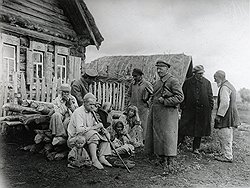 "Голод дошел до ужасных размеров: крестьянство съело все суррогаты, кошек, собак, в данное время употребляют в пищу трупы мертвецов, вырывая их из могил" 