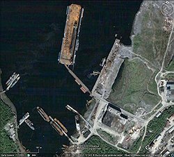 Спутниковая фотография судоремонтного завода в Росляково. В верхней части — плавучий док ПД-50