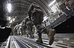Жителям Багдада остается безучастно смотреть на последствия взрывов, которые попеременно устраивают шиитские и суннитские радикалы, ободренные уходом американцев (на фото) 