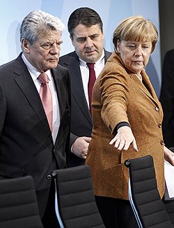 2012 год. Йоахим Гаук (слева) приготовился занять кресло отца нации