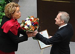 Москва, 22 февраля. Спикер Совета федерации Валентина Матвиенко поздравляет Валерия Зорькина с переизбранием на пост председателя Конституционного суда