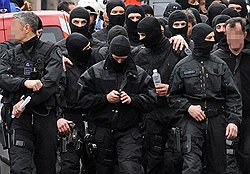 22 марта сотрудники французских спецподразделений вернулись на базу, не сумев взять живым террориста Мохаммеда Мера, который несколько дней назад застрелил нескольких человек, в том числе троих детей
