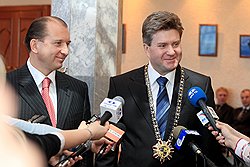 Губернатор Самарской области Владимир Артяков (слева) и уходящий мэр Тольятти Анатолий Пушков (справа) назвали проигрыш кандидата от "Единой России" победой