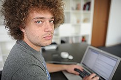 Человек ни на что не претендует, играет по понятным правилам, да и фотографии хорошие, в конце концов 