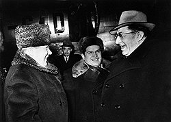 Первый заместитель председателя Совмина СССР Сабуров (слева) так и не нашел способа сохранить баланс интересов немецких друзей (справа — председатель правления «Висмута» Фриц Зельбман) и советских людей 