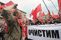 Пока власти решают, как обходиться с будущими протестами, радикально настроенная оппозиция (на фото — активисты "Левого фронта") приобретает все больше идейных сторонников  