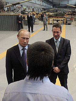 Владимир Путин (слева) высоко оценил готовность Игоря Холманских (справа) разгонять оппозиционные митинги  