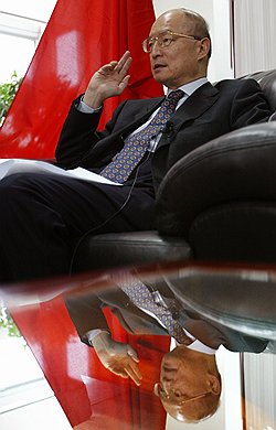 Во главе банка развития ШОС тов. Чэнь Юань (на фото) сможет купить для Китая немного Средней Азии
