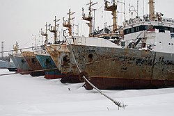 Порт Архангельска — самый дорогой в эксплуатации в Северо-Западном регионе, при этом город не может принять ни одного туристического лайнера, а внутреннее сообщение обеспечивает одна ржавая баржа  