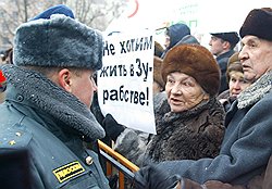 Значительно больше неприятностей, чем рассерженный креативный класс, властям могут доставить рассерженные пенсионеры (на фото — 2005 год, Москва), автомобилисты и остальные трудящиеся