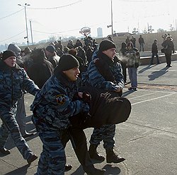 Значительно больше неприятностей, чем рассерженный креативный класс, властям могут доставить рассерженные пенсионеры, автомобилисты (на фото — 2008 год, Владивосток) и остальные трудящиеся