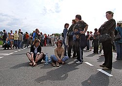 Значительно больше неприятностей, чем рассерженный креативный класс, властям могут доставить рассерженные пенсионеры, автомобилисты и остальные трудящиеся (на фото— 2009 год, Пикалево)