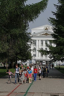 Театр оперы и балета, в отличие от музея PERMM, не вызывал раздражения у жителей города, пока правительство не решило потратить на его реконструкцию 3 млрд руб. 