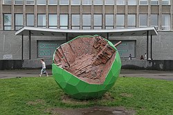 "Яблоко" Жанны Кадыровой и "красные человечки" Андрея Люблинского стали для гостей Перми признаками произошедшей в городе культурной революции, а для самих пермяков — объектами постоянных издевательств  