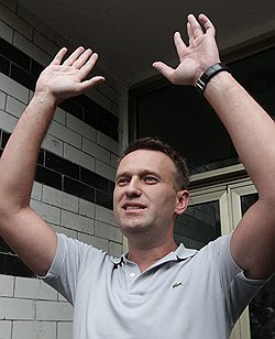 Алексею Навальному предстоит не покладая рук трудиться на благо компании "Аэрофлот": на прошлой неделе собрание акционеров избрало его членом совета директоров