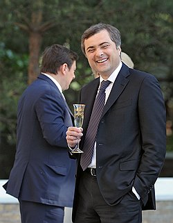 Оставшись без "Правого дела" не без помощи Владислава Суркова (на фото), Михаил Прохоров так и не нашел устойчивого положения в политической жизни страны
