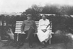 "В конце лета 1921 года Ф. А. Гетье, который лечил Надежду Константиновну и Владимира Ильича, нашел у него небольшое расширение сердца и посоветовал ему поехать на две недели в Горки"  