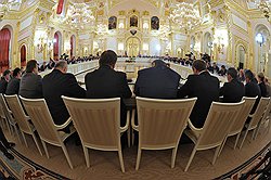 Во время первого при Владимире Путине заседания Госсовета обсуждалась проблема децентрализации и передачи полномочий в регионы. Чиновники внимательно изучили материалы, опубликованные во "Власти" N27 от 9 июля 2012 года 