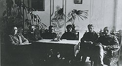 Правительство ДВР, на словах подчинявшееся демократически избранному Народному совету, на деле исполняло только указания Москвы  