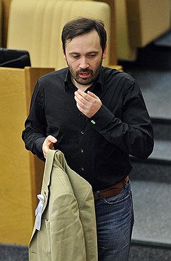 Забота о зарубежных активах госслужащих объединила справоросса Илью Пономарева (на фото) и единоросса Сергея Железняка  