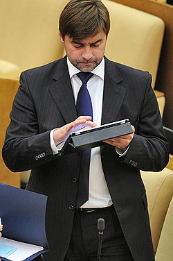 Забота о зарубежных активах госслужащих объединила справоросса Илью Пономарева и единоросса Сергея Железняка (на фото) 