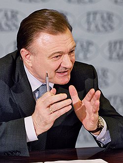 Предвыборное положение коммуниста Владимира Федоткина многим кажется хуже губернаторского (на фото — Олег Ковалев)  