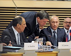 Независимые эксперты, в отличие от чиновников, прямым доступом к первым лицам государства похвастаться пока не могут  