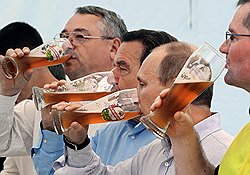 Владимир Путин не позволил своему другу Герхарду Шредеру (в центре) уйти на заслуженный отдых, подыскав ему новую ответственную работу  