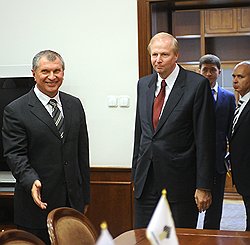 Несмотря на противодействие AAR, глава "Роснефти" Игорь Сечин (слева) все-таки сумел стать партнером главы BP Боба Дадли  