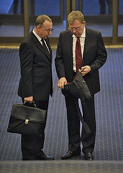 Глава Комитета гражданских инициатив Алексей Кудрин (справа) уверен, что если пенсионная реформа будет принята в текущем виде, через пару лет придется проводить еще одну  