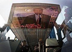 Простым китайцам Си Цзиньпин понравился тем, что отказался от партийной абракадабры и заговорил простым языком о волнующих людей проблемах  